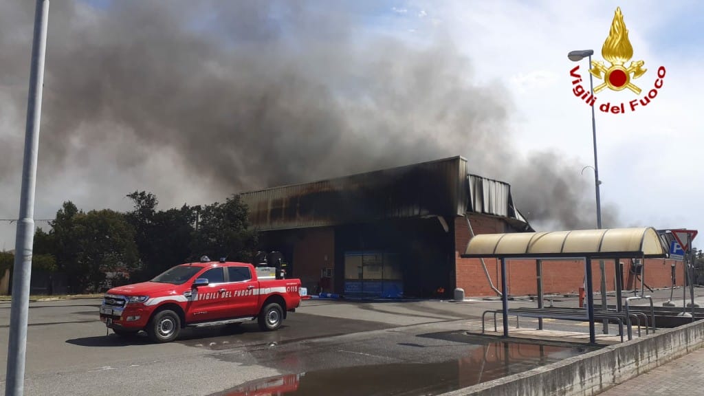 Incendio Distrugge Un Grande Magazzino Nel Livornese Controradio It