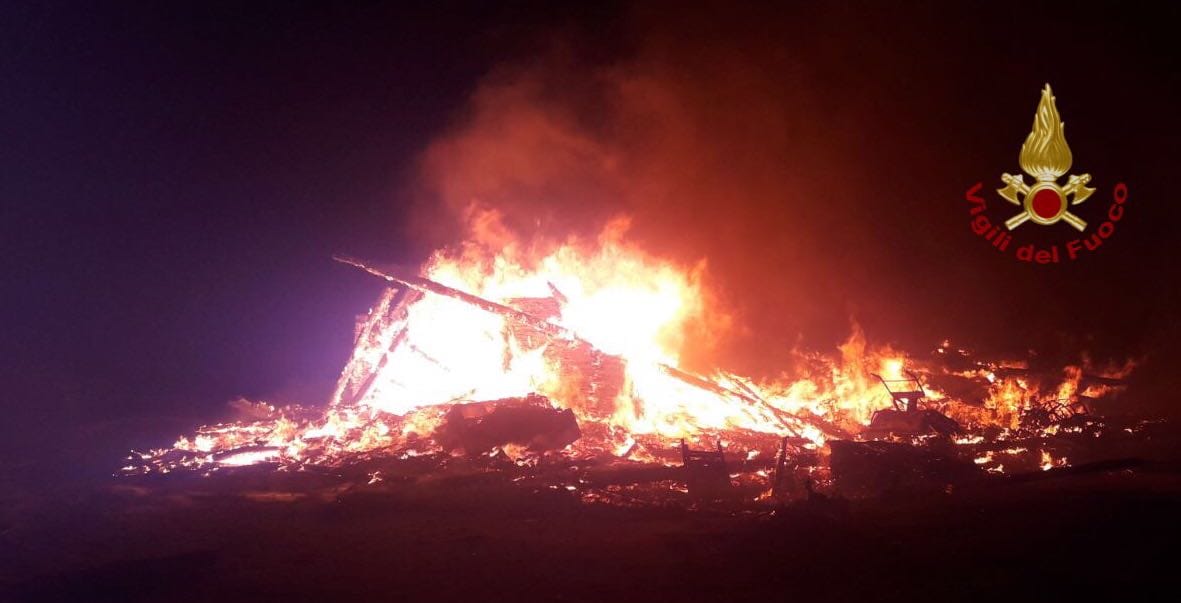 Incendi: fiamme in spiaggia libera, distrutto bar a Tirrenia 