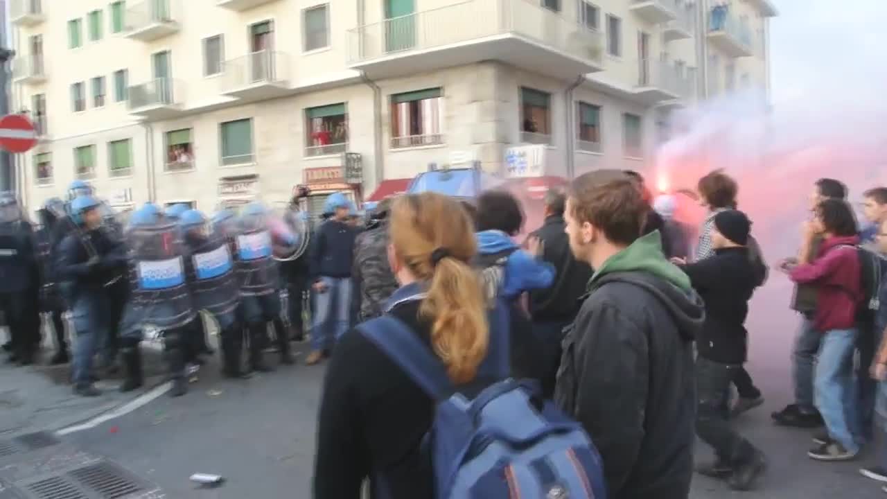 scontri a pisa per comizio Salvini tra manifestanti e polizia