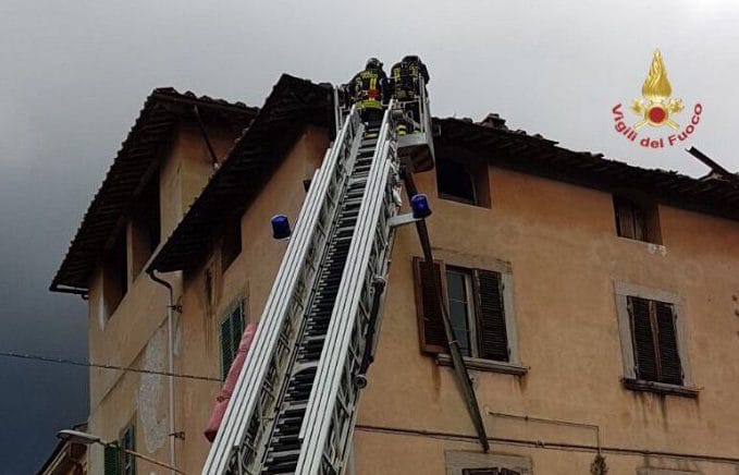 Vento: Pisa, evacuato centro profughi per cedimento tetto, chiuso cimitero a Ghezzano