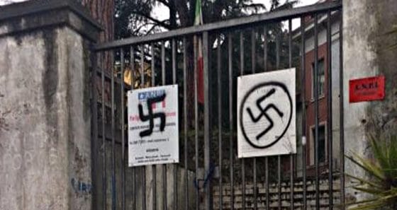 Svastiche naziste su sede Anpi Carrara