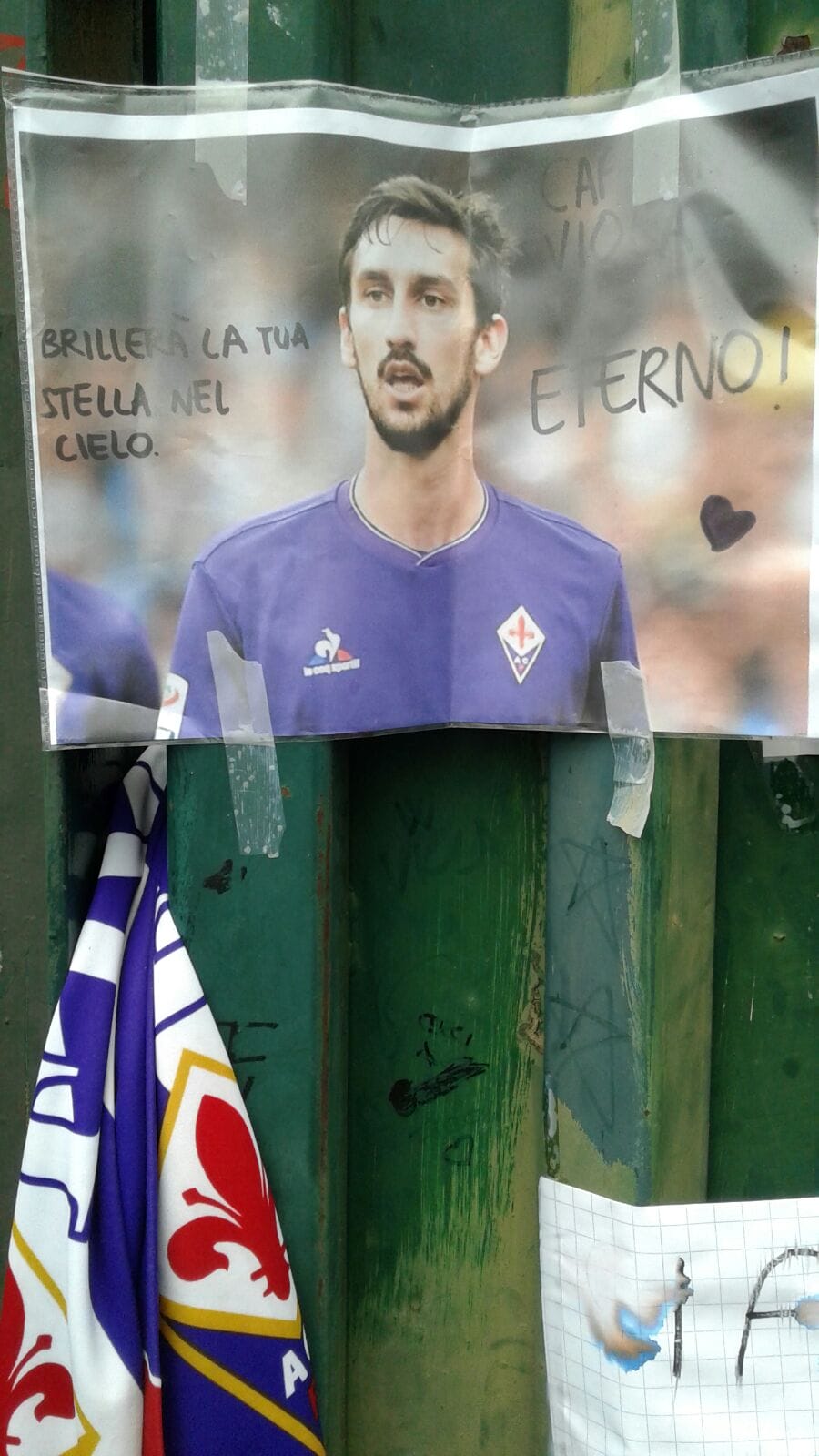 Astori: Fiorentina porta  maglie e rosa bianca a ‘muro pianto’ tifosi