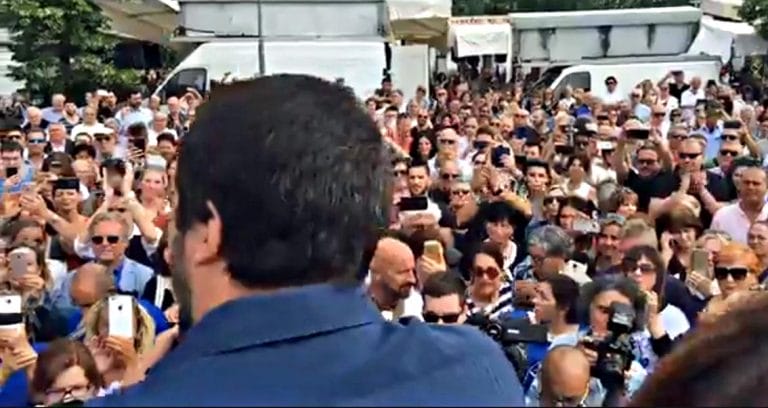 Salvini a Pisa tra selfie e battute con elettori