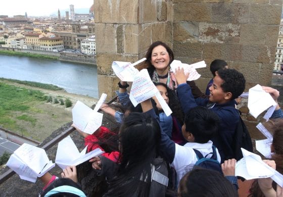 Firenze dei Bambini: aeroplanini di carta con poesie dalla Torre di San Niccolò