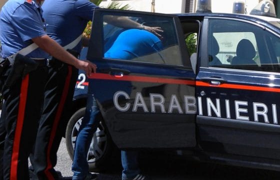 Volterra: lanciano tegole dal tetto della chiesa e suonano campane, arrestati