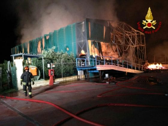 Incendi: a fuoco deposito oleificio a Cecina
