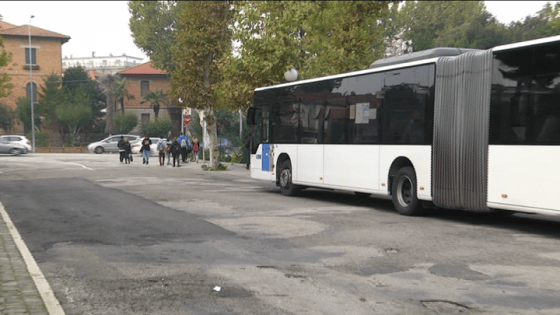 Minorenni danneggiano bus parcheggiati e si filmano, denunciati