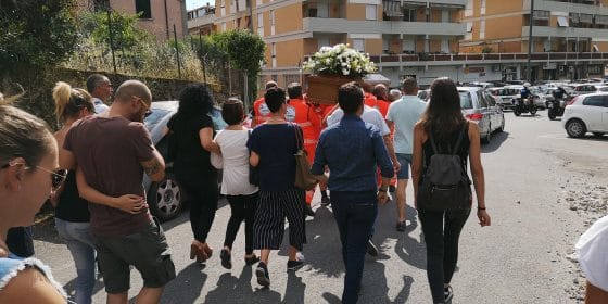 Carrara, dolore e rabbia a funerali operaio morto