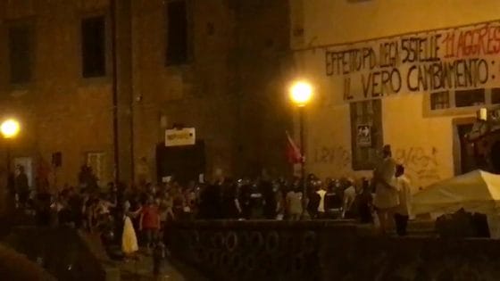 Effetto Venezia: striscione contro Pd, Lega, M5 a Livorno, carica della polizia e polemiche