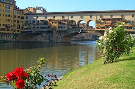 Coppia turisti disegna cuore su Ponte Vecchio, denunciata