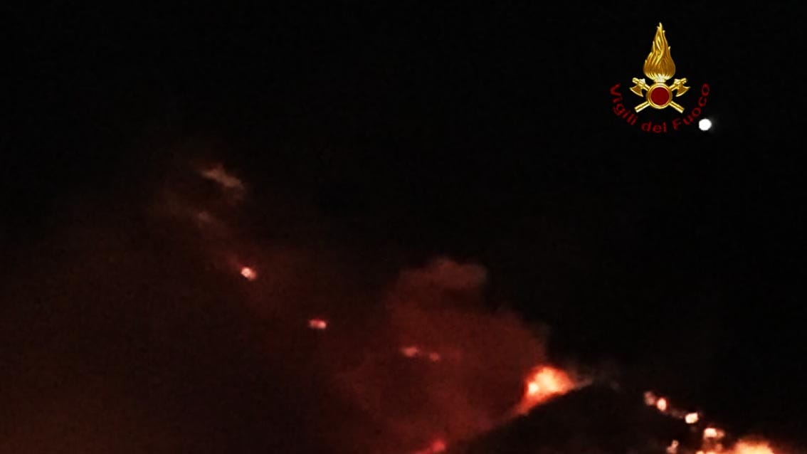 Incendio Monte Serra, spente riprese notturne focolai