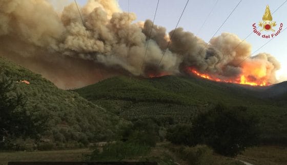 Incendio Monte Serra: canadair riusciti a decollare, fumo fino a Marina di Pisa