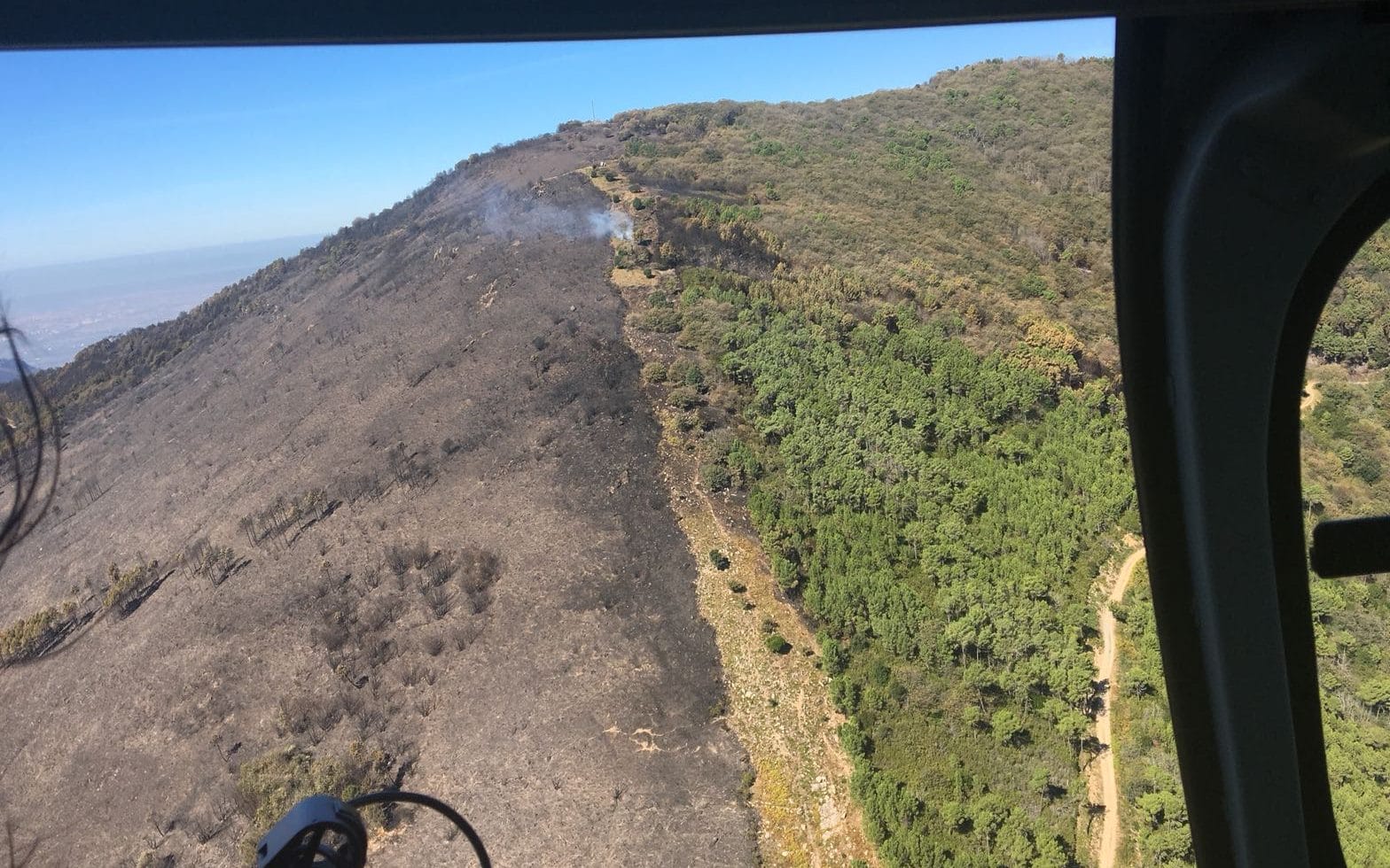 Incendio nel Pisano: sopralluogo aereo Rossi, “un fronte attivo, sotto controllo”