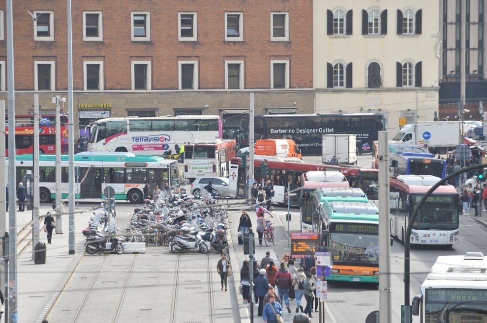 Traffico a Firenze: fine settimana senza code alla stazione SMN con vigili fissi e nuovi tempi ai semafori