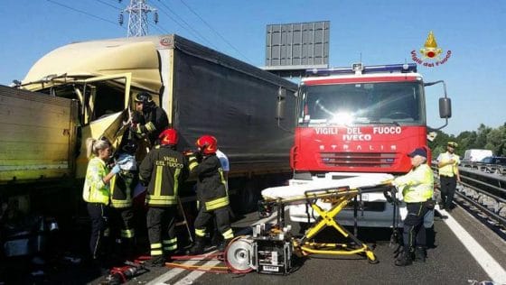 Incidente sull’Autosole vicino a Firenze: tir perde il carico