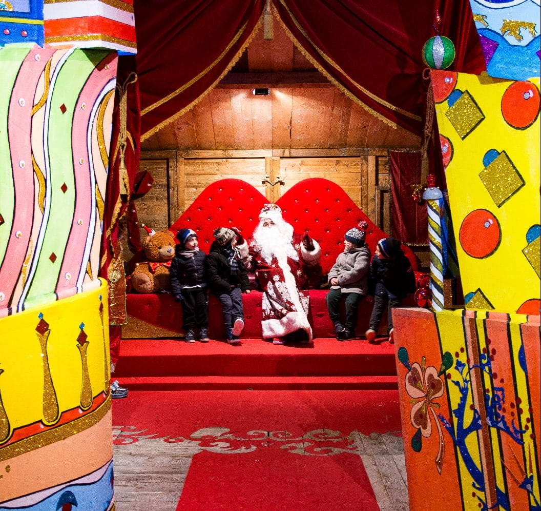 A Siena Babbo Natale invita i bambini delle Contrade a visitare il suo regno