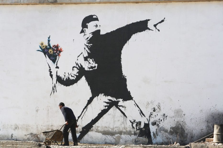 “Banksy Realismo Capitalista”, la mostra dello street artist sbarca a Livorno