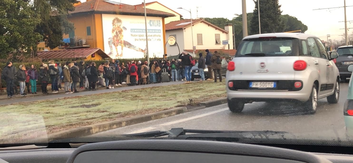 Ghiaccio a Firenze blocca tramvia ripartita dopo 3 ore, treni in ritardo