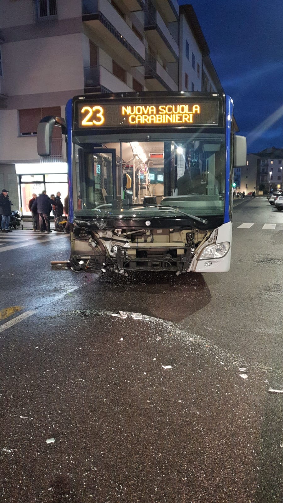 Firenze: scontro auto-bus, tre persone in ospedale