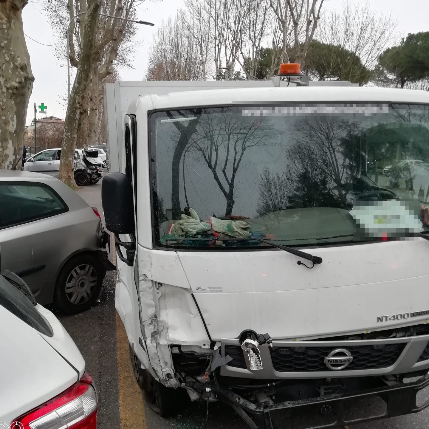 Via Pistoiese: furgone urta tre veicoli in sosta, donna in codice rosso