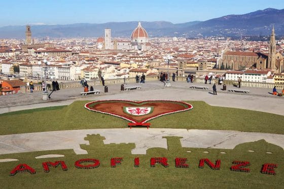 Firenze, installazioni di San Valentino: una panchina rossa per ricordare femminicidio