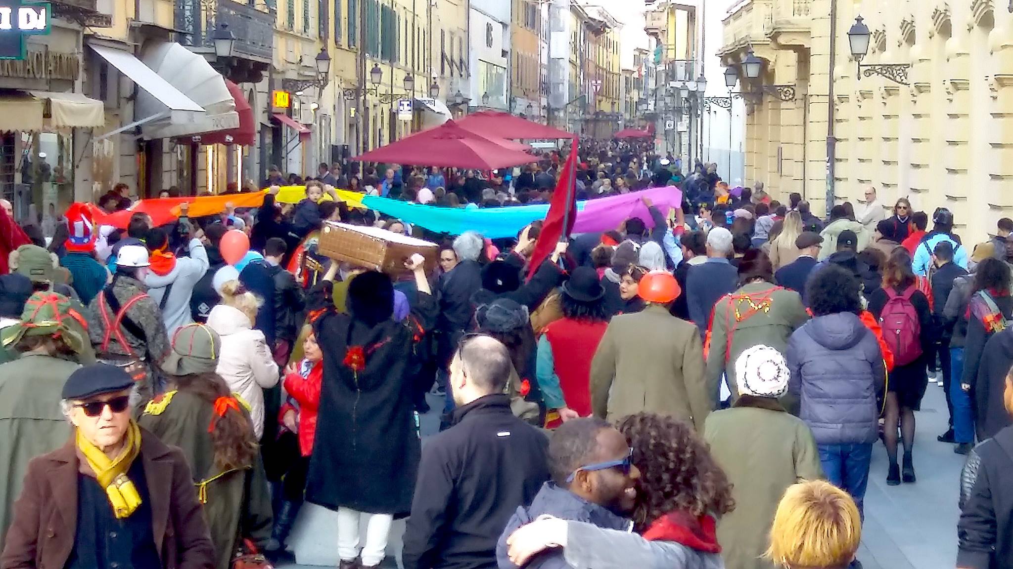 Pisa, in centinaia per il Carnevale Antirazzista