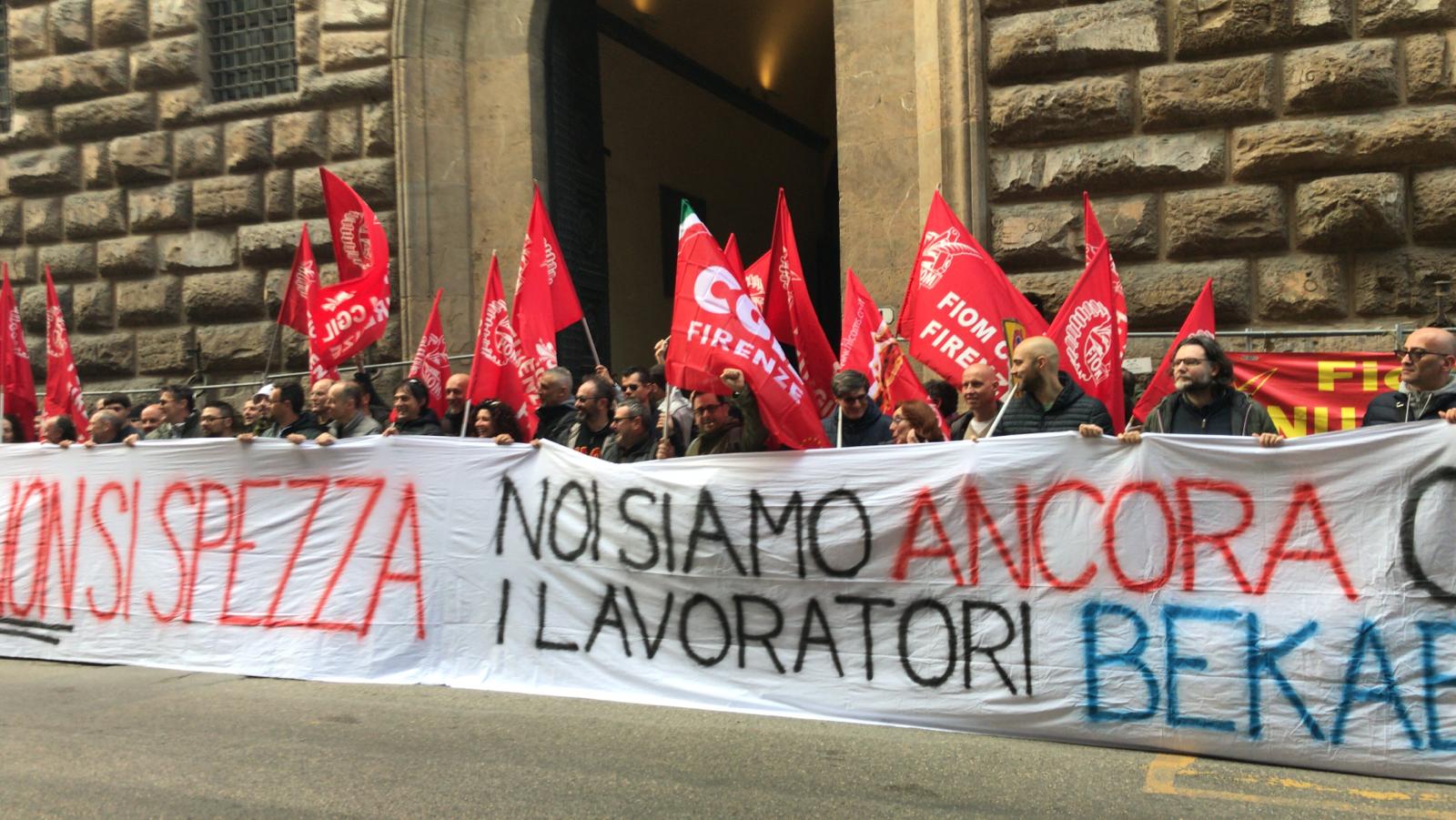 Presidio lavoratori Bekaert davanti a prefettura Firenze