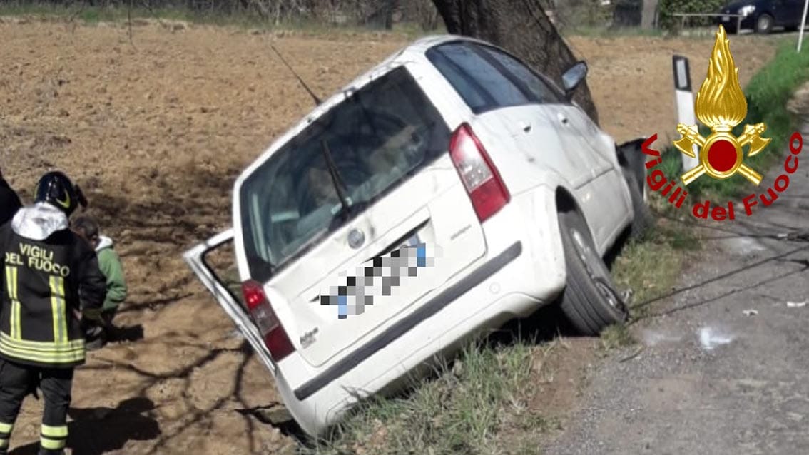 Auto contro albero, nell’incidente muore un 86enne