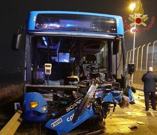 Auto contro bus, un morto a Pontedera
