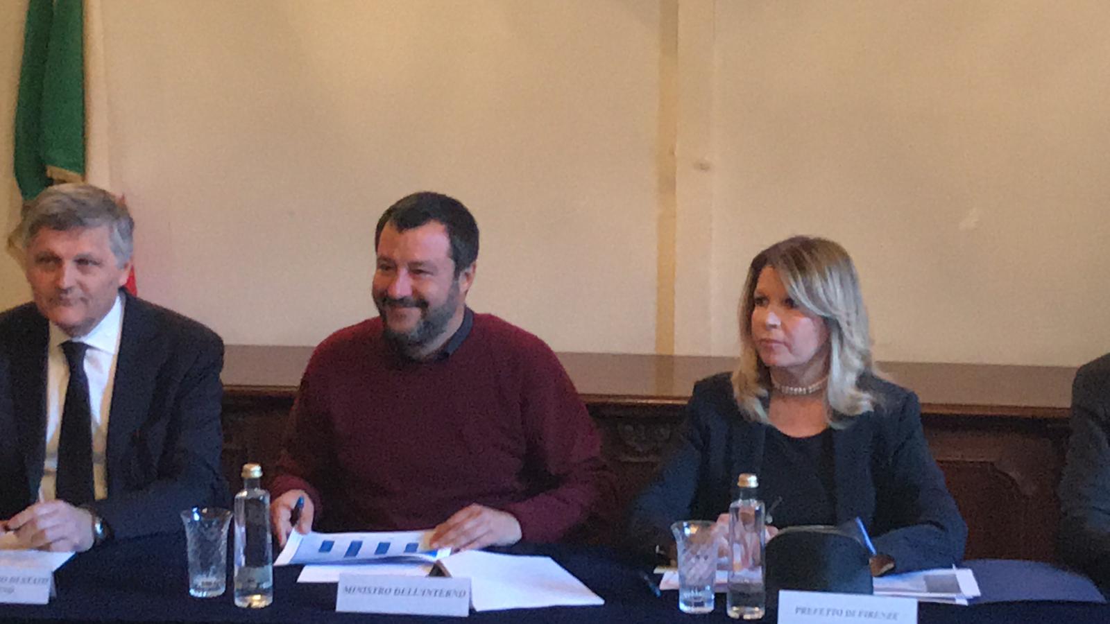 Salvini a sorpresa a Firenze e la sua ‘bulimia’ da dichiarazione