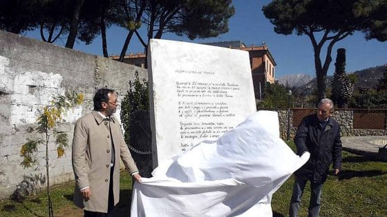 Massa: monumento a podestà, nuova protesta davanti a stele
