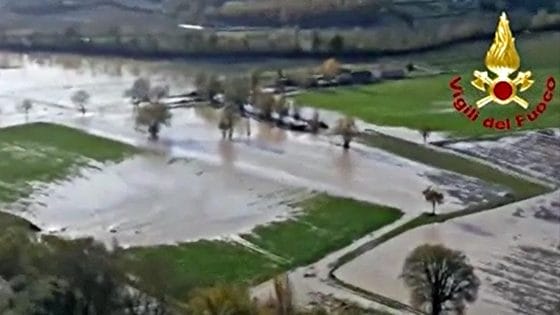 Toscana, maltempo: bomba d’acqua a Follonica, scuole chiuse a Livorno e a Carrara
