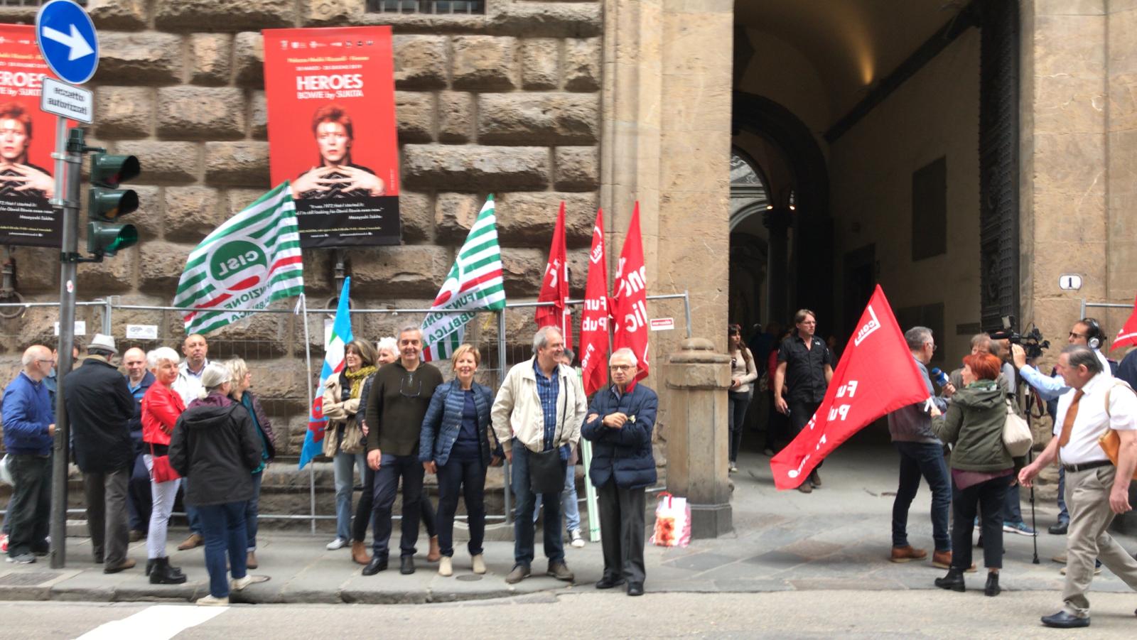 Firenze: presidio protesta lavoratori civili della Difesa