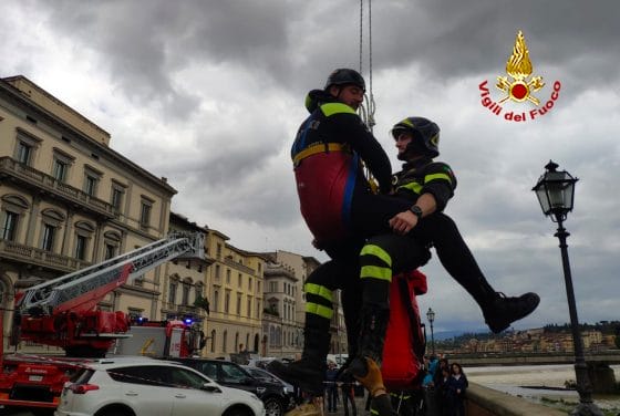 Bloccati sulla riva dell’Arno: Vigili del fuoco soccorrono 15 persone