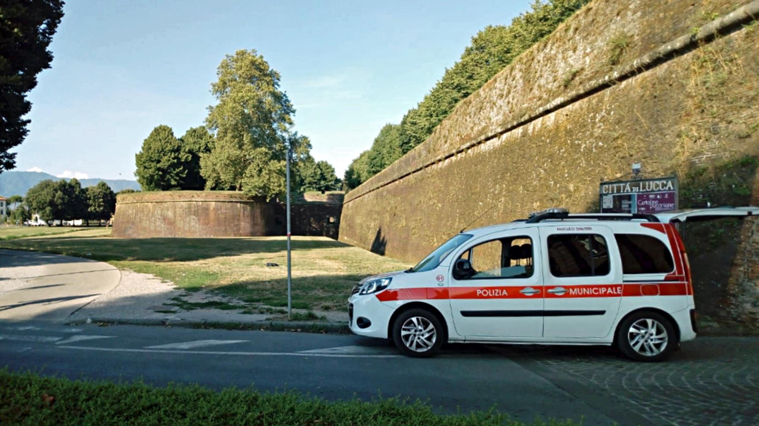 Turista olandese, seduto sotto le mura, muore schiacciato da furgone
