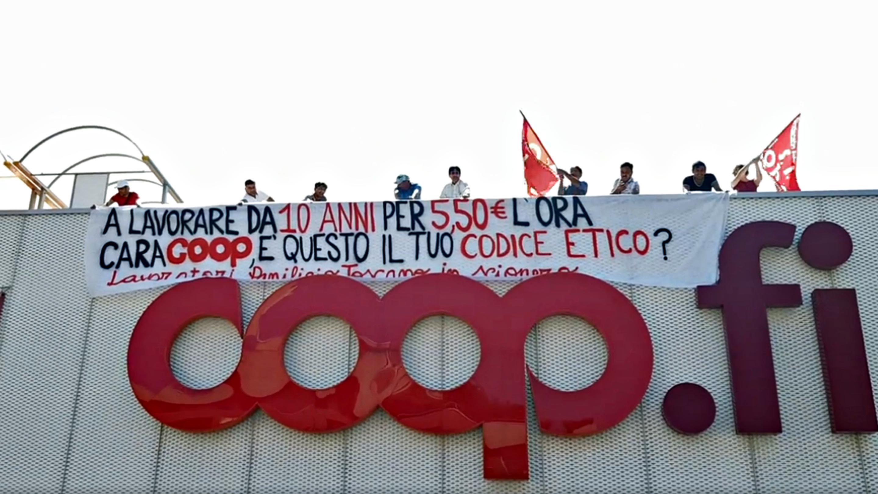 Panificio Toscano, lavoratori protestano sul tetto della Coop