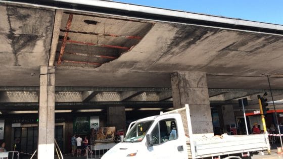 Crollo pensilina Firenze: camion urta impalcatura, nessun ferito