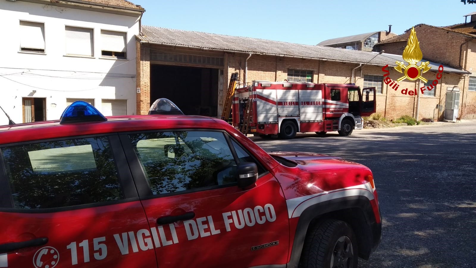Tetto si incendia in magazzino: operaio precipita e muore a Castelfiorentino