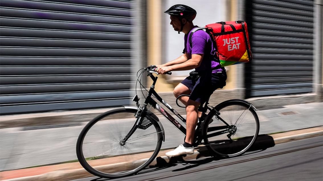 Firenze, nuovo accordo per riders Just Eat: kit pronto soccorso in caso di caduta e aree ristoro