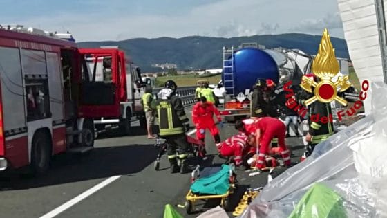 TIR urta furgoni fermi corsia emergenza, un morto e 8 feriti