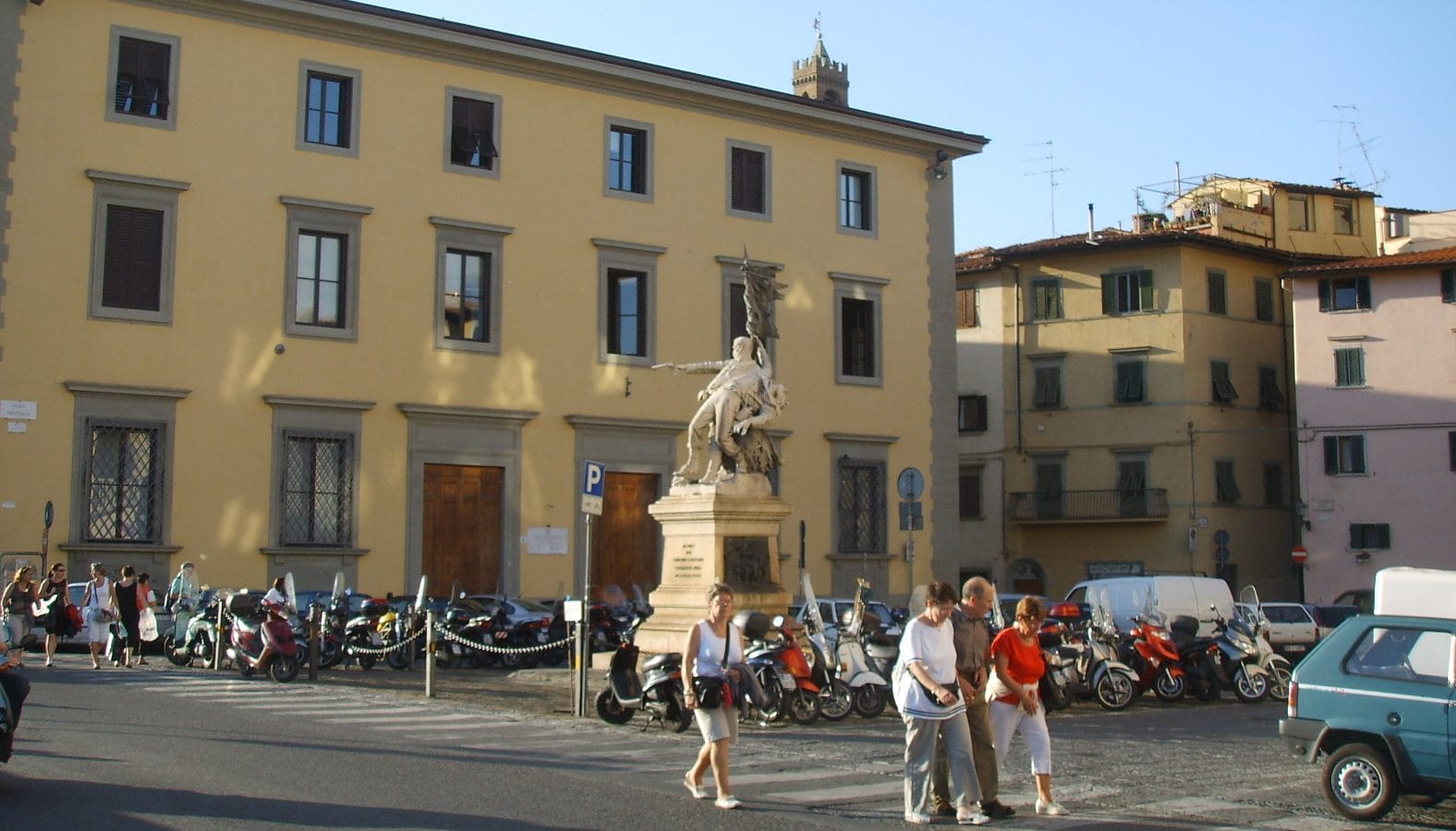 Firenze, alleggerimento di piazza Mentana dai mezzi Alia