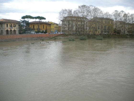 Arno: a Pisa ondata di piena passata senza danni 