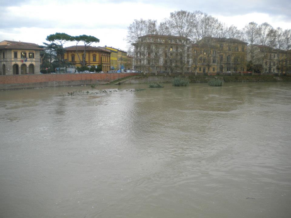 Arno: a Pisa ondata di piena passata senza danni 
