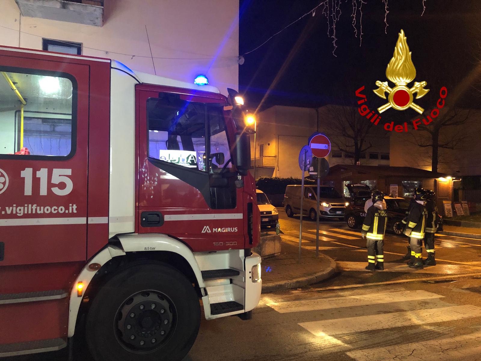 Incendio mansarda a Pistoia, morto uomo e soccorse due donne