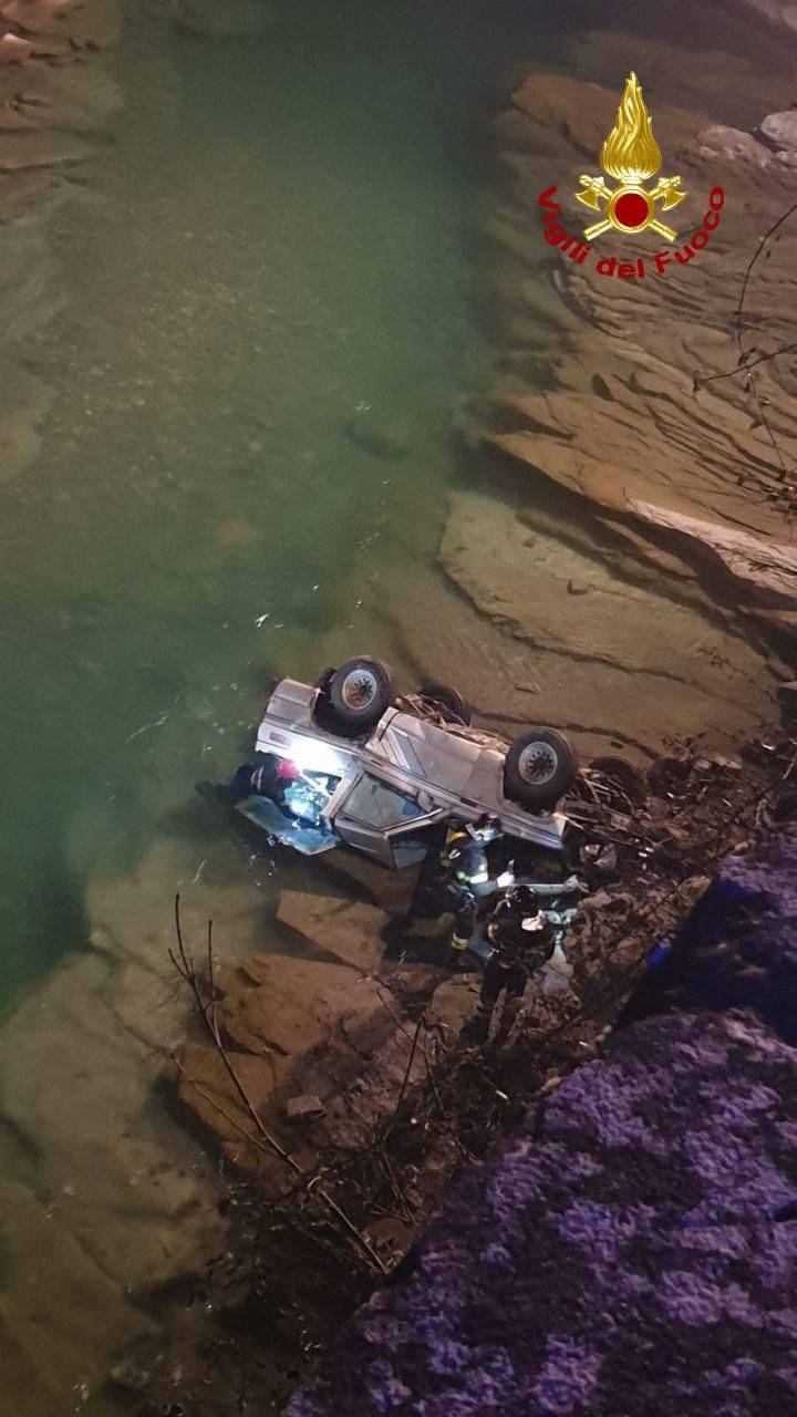 auto nel fiume
