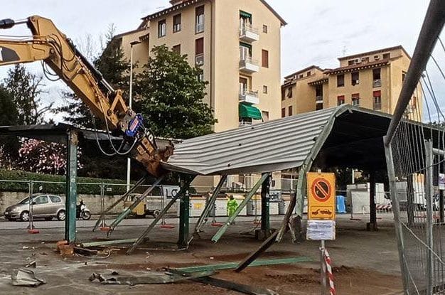 Demolita la vecchia pensilina in piazza Isolotto a Firenze