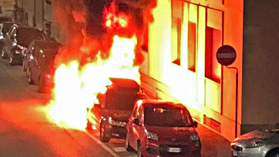 Cassonetto e 4 auto in fiamme in zona Cure