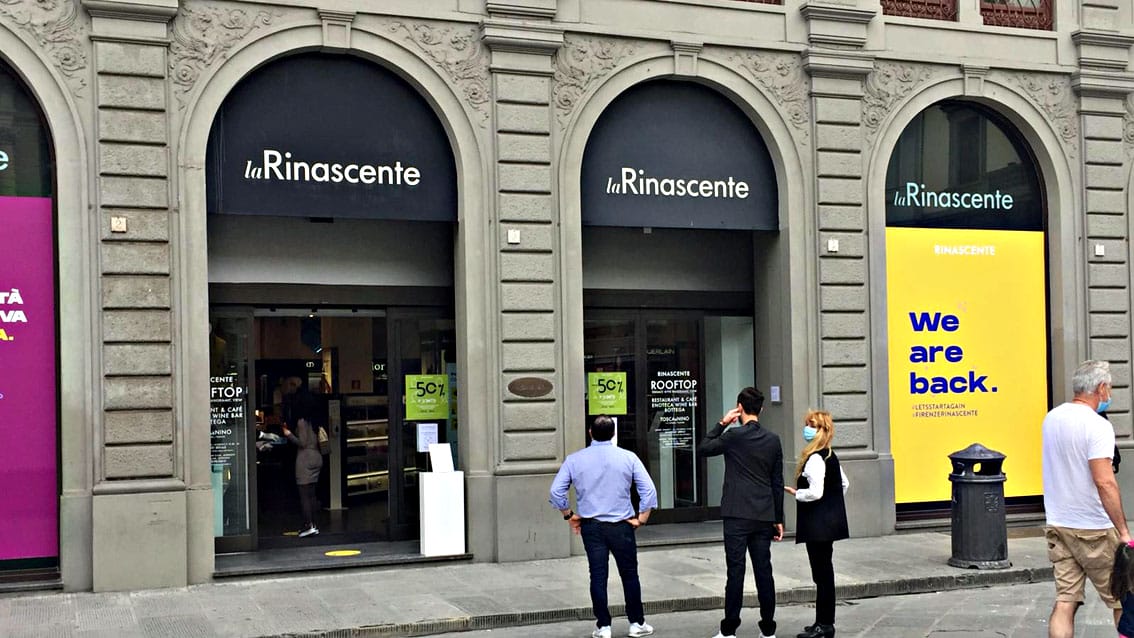 Negozi vuoti in centro a Firenze, in fila solo a grandi magazzini