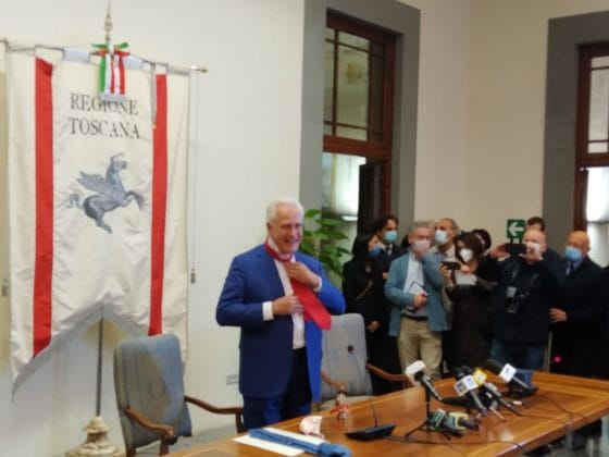 Regione Toscana: proclamato Giani, Rossi dona cravatta e campanello