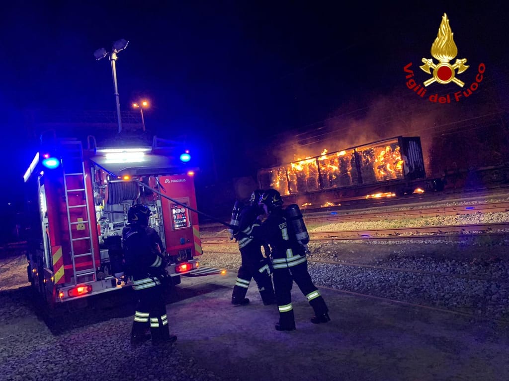 Incendio: a fuoco vagone merci con cartone nell’Aretino